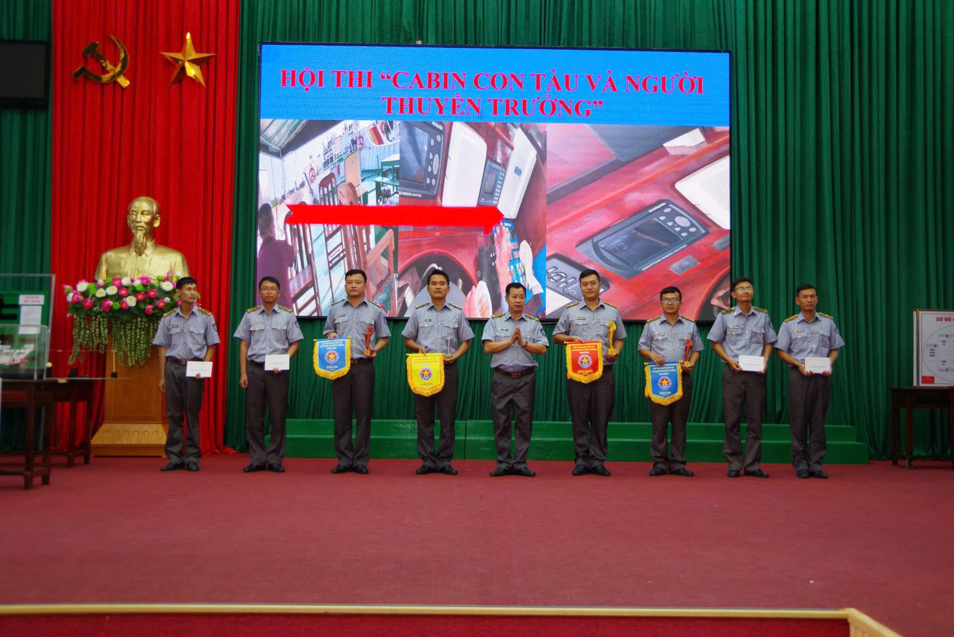 Trao giả cho c&aacute;c t&agrave;u v&agrave; c&aacute;c thuyền thưởng đạt giải tại Hội thi