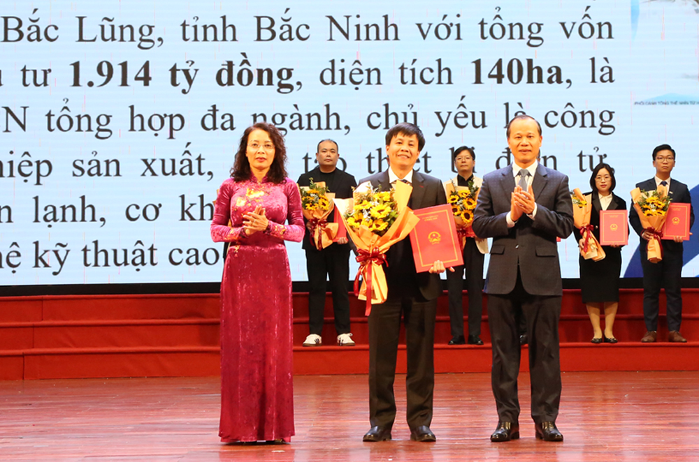 C&aacute;c đồng ch&iacute;: Nguyễn Thị Hương, Ph&oacute; B&iacute; thư Thường trực Tỉnh ủy; Mai Sơn, Ph&oacute; Chủ tịch Thường trực UBND tỉnh tặng hoa v&agrave; trao Quyết định chấp thuận chủ trương đầu tư, giấy chứng nhận đăng k&yacute; đầu tư cho c&aacute;c doanh nghiệp đầu tư trực tiếp nước ngo&agrave;i v&agrave;o c&aacute;c khu c&ocirc;ng nghiệp.