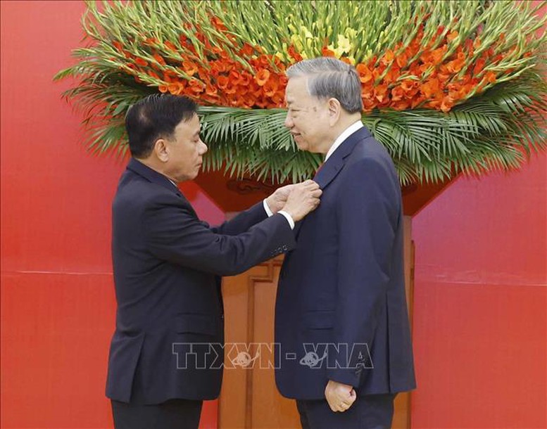 Đồng chí Trần Cẩm Tú, Uỷ viên Bộ Chính trị, Thường trực Ban Bí thư trao Huy hiệu Đảng tặng Tổng Bí thư Tô Lâm - Ảnh: TTXVN Đồng chí Trần Cẩm Tú, Uỷ viên Bộ Chính trị, Thường trực Ban Bí thư trao Huy hiệu Đảng tặng Tổng Bí thư Tô Lâm - Ảnh: TTXVN