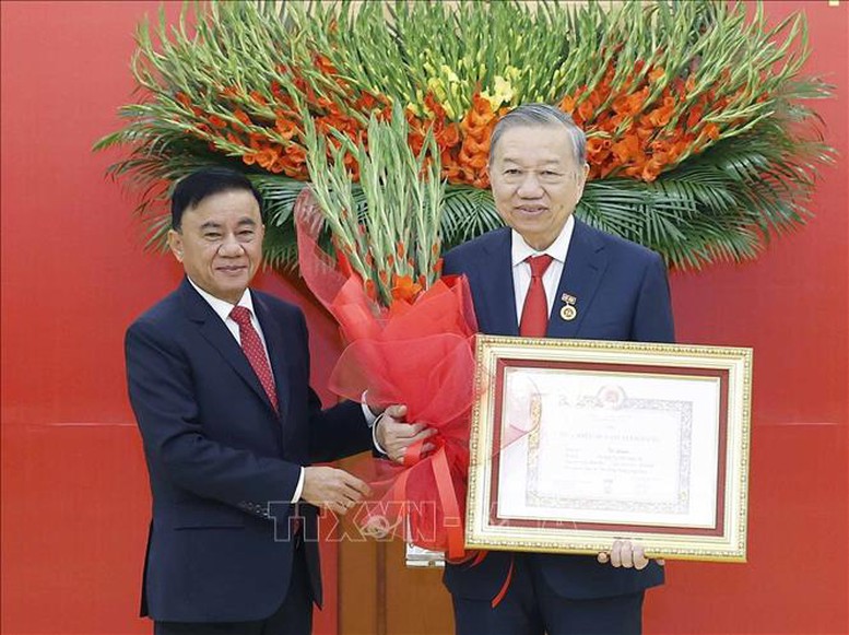 Đồng chí Trần Cẩm Tú, Uỷ viên Bộ Chính trị, Thường trực Ban Bí thư trao Huy hiệu Đảng và tặng hoa chúc mừng Tổng Bí thư Tô Lâm - Ảnh: TTXVN Đồng chí Trần Cẩm Tú, Uỷ viên Bộ Chính trị, Thường trực Ban Bí thư trao Huy hiệu Đảng và tặng hoa chúc mừng Tổng Bí thư Tô Lâm - Ảnh: TTXVN