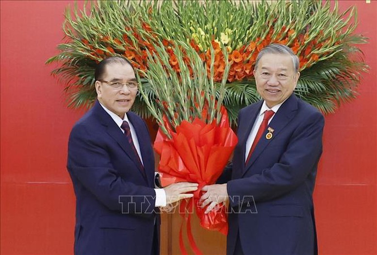 Nguyên Tổng Bí thư Nông Đức Mạnh tặng hoa chúc mừng Tổng Bí thư Tô Lâm - Ảnh: TTXVN Nguyên Tổng Bí thư Nông Đức Mạnh tặng hoa chúc mừng Tổng Bí thư Tô Lâm - Ảnh: TTXVN