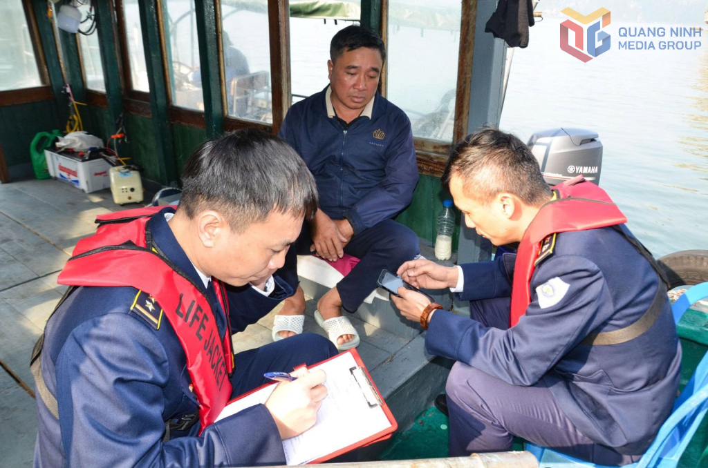 Trung t&acirc;m Gi&aacute;m s&aacute;t, an to&agrave;n v&agrave; cứu nạn, cứu hộ (Ban Quản l&yacute; Di sản thế giới Vịnh Hạ Long - Y&ecirc;n Tử) tổ chức r&agrave; so&aacute;t, thống k&ecirc;, y&ecirc;u cầu k&yacute; cam kết với c&aacute;c đối tượng thường xuy&ecirc;n sử dụng phương tiện đeo b&aacute;m t&agrave;u du lịch b&aacute;n h&agrave;ng rong tại khu vực Hoa Cương tr&ecirc;n Vịnh Hạ Long
