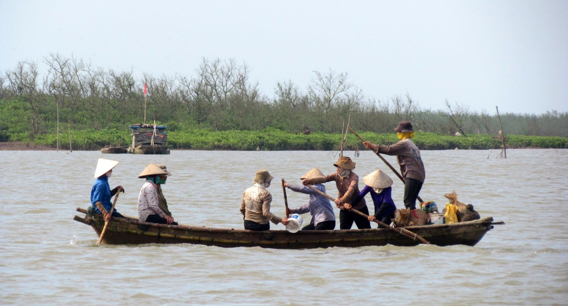 Người d&acirc;n khai th&aacute;c thủy hải sản trong Vườn Quốc gia Xu&acirc;n Thủy.