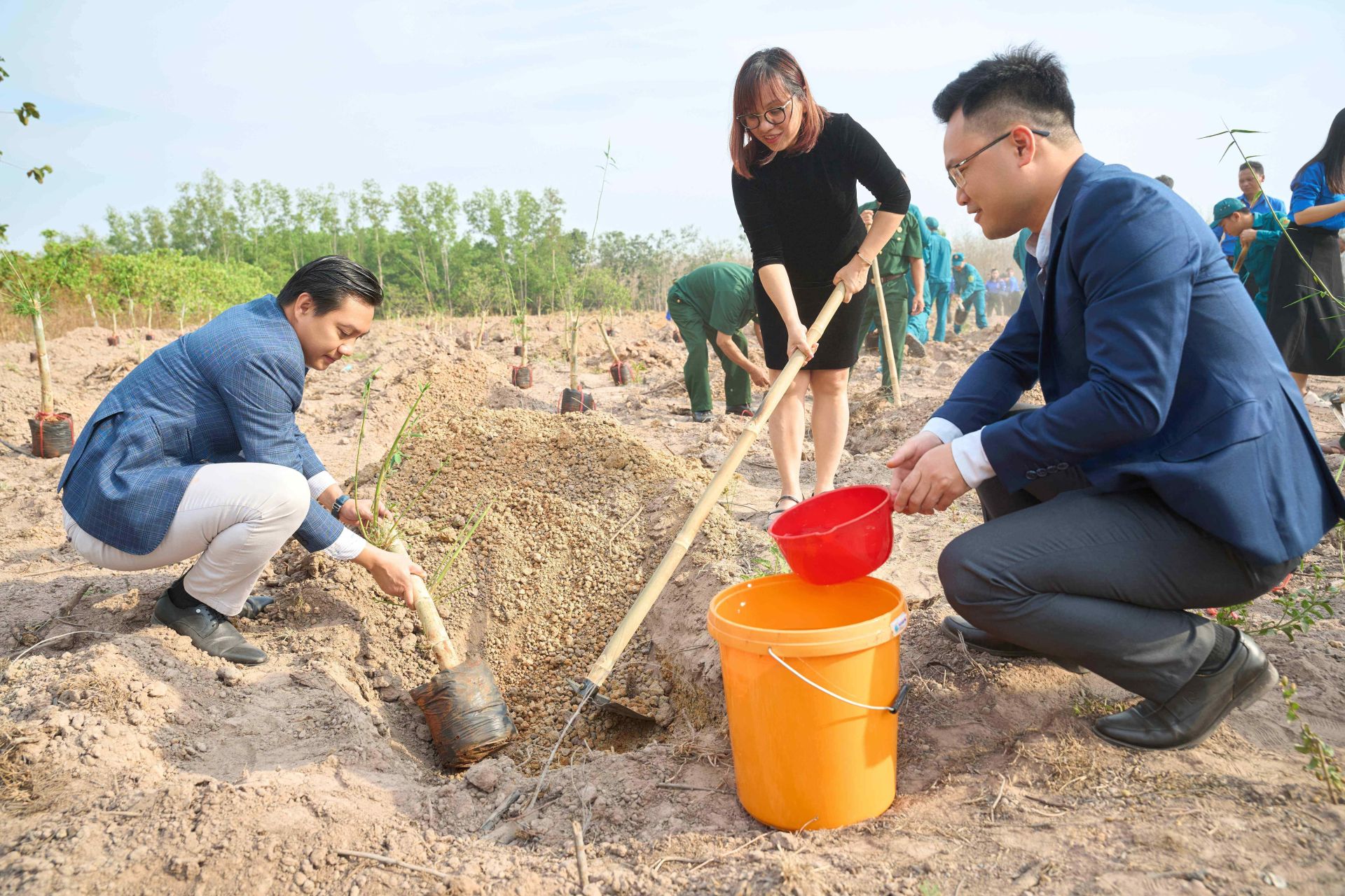 L&atilde;nh đạo Amway tham gia trồng tre trong chương tr&igrave;nh &ldquo;Luỹ tre bi&ecirc;n giới&rdquo; tại tỉnh Đồng Nai