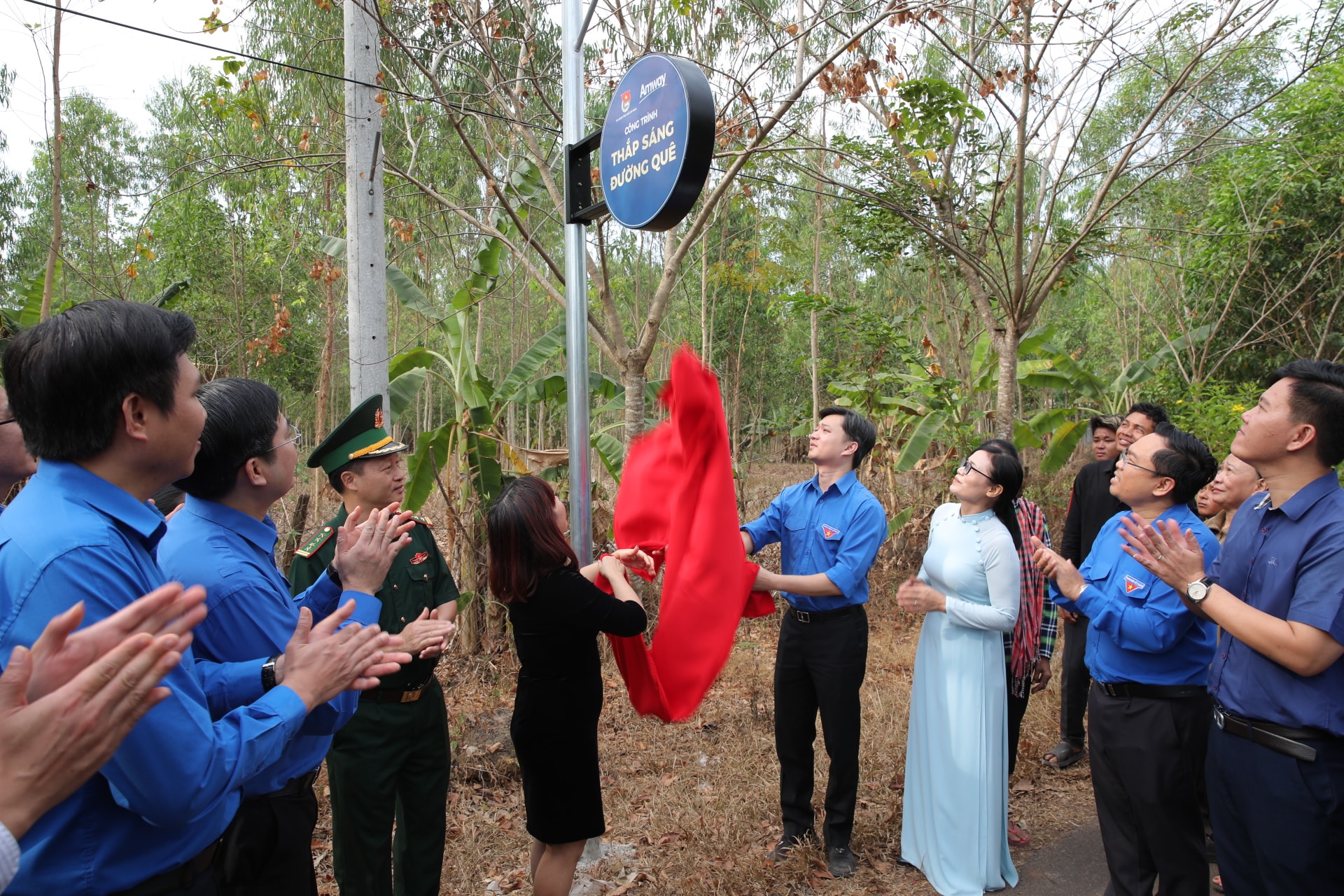 Amway Việt Nam trao tặng trụ v&agrave; hệ thống đ&egrave;n năng lượng mặt trời tr&ecirc;n tuyến đường gần 2.000m. Ảnh: Trương Hiện
