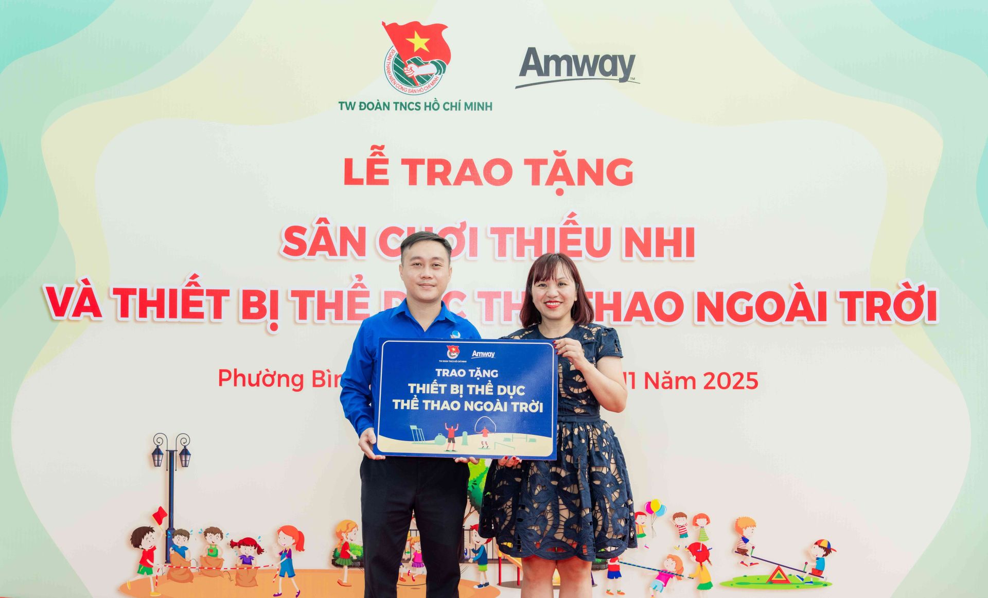 Amway Việt Nam trao tặng c&ocirc;ng tr&igrave;nh vui chơi trẻ em ngo&agrave;i trời v&agrave; học tổng cho học sinh c&oacute; ho&agrave;n cảnh kh&oacute; khăn tại trường Tiểu học Ph&uacute; Mỹ, phường B&igrave;nh Dương