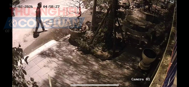 tại Khu đ&ocirc; thị sinh th&aacute;i Golden Hills đường A4 (thuộc tổ 35, phường Hải V&acirc;n) đ&ecirc;m qua (2/2) chừng 23 giờ c&oacute; hai đối tượng r&igrave;nh rập để v&agrave;o vườn nh&agrave; trộm g&agrave; của người d&acirc;n nu&ocirc;i để ăn Tết Nguyễn Đ&aacute;n