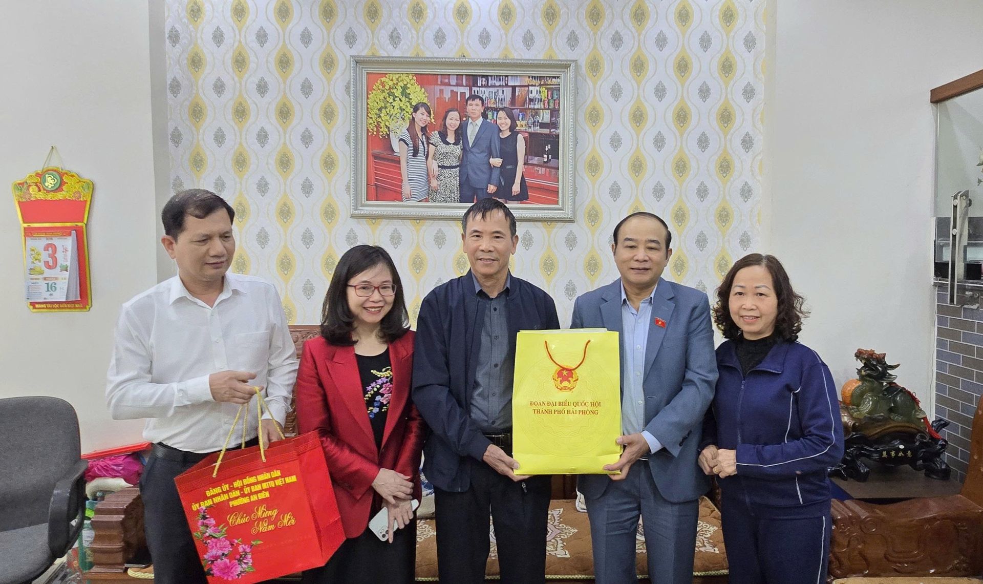 Hải Phòng: Thăm, tặng quà tri ân các gia đình chính sách dịp Tết Nguyên đán Bính Ngọ 2026