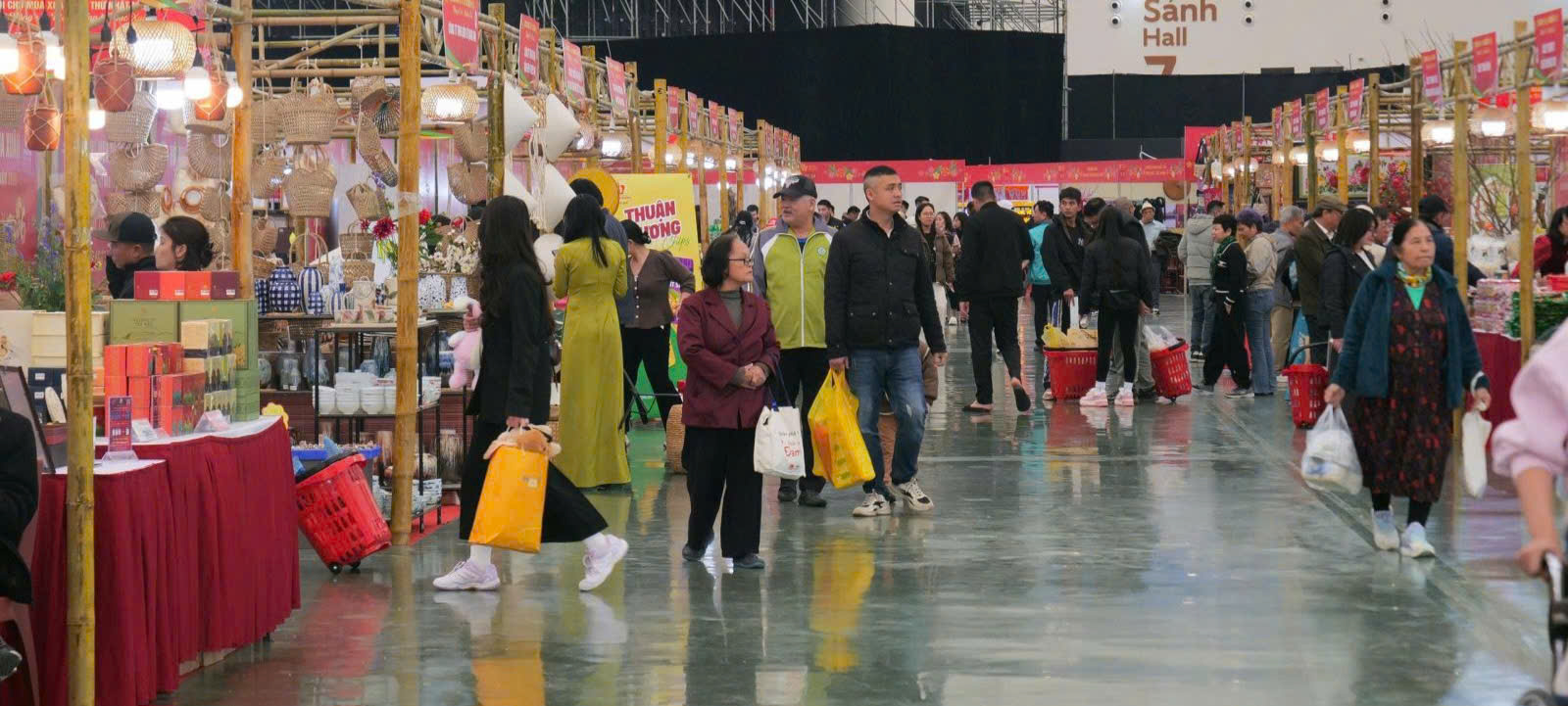 Sự đa dạng sắc m&agrave;u tại Hội chợ M&ugrave;a Xu&acirc;n 2026 đ&atilde; thu h&uacute;t đ&ocirc;ng đảo người d&acirc;n đến tham quan, mua sắm.