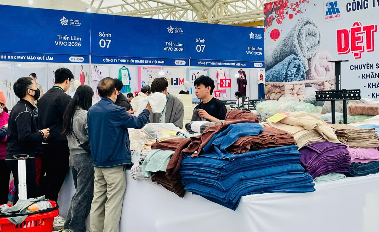 Ngay từ khi mở cửa, c&aacute;c gian h&agrave;ng tại Hội chợ M&ugrave;a Xu&acirc;n 2026 đ&atilde; c&oacute; nhiều kh&aacute;ch h&agrave;ng đến tham quan, mua sắm.