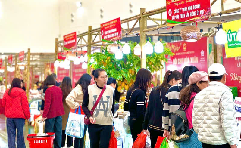 D&ograve;ng người đổ về Trung t&acirc;m Triển l&atilde;m Việt Nam đ&ocirc;ng dần theo từng khung giờ