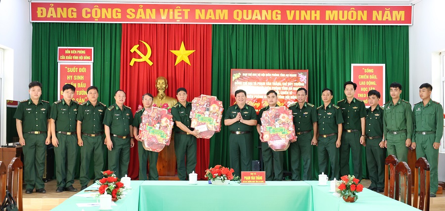 Đo&agrave;n c&ocirc;ng t&aacute;c ch&uacute;c Tết, tặng qu&agrave; c&aacute;n bộ, chiến sĩ Đồn Bi&ecirc;n ph&ograve;ng cửa khẩu Vĩnh Hội Đ&ocirc;ng.