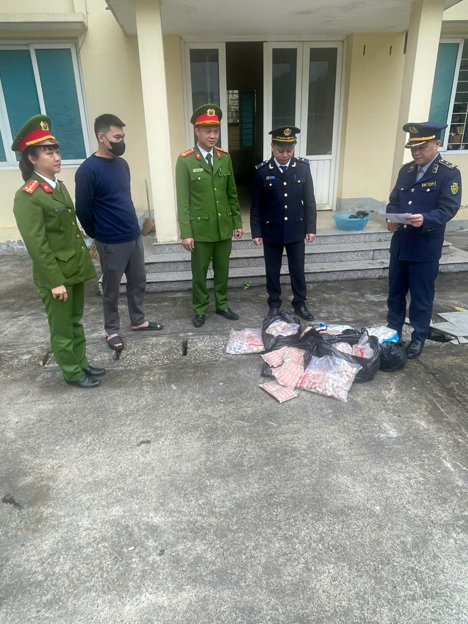 Lực lượng chức năng tỉnh Tuy&ecirc;n Quang kiểm đếm số h&agrave;ng h&oacute;a vi phạm