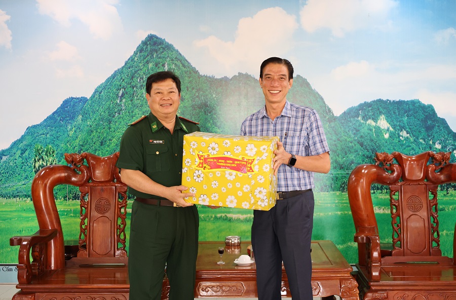 L&atilde;nh đạo phường Tịnh Bi&ecirc;n tặng qu&agrave; cảm ơn đo&agrave;n c&ocirc;ng t&aacute;c