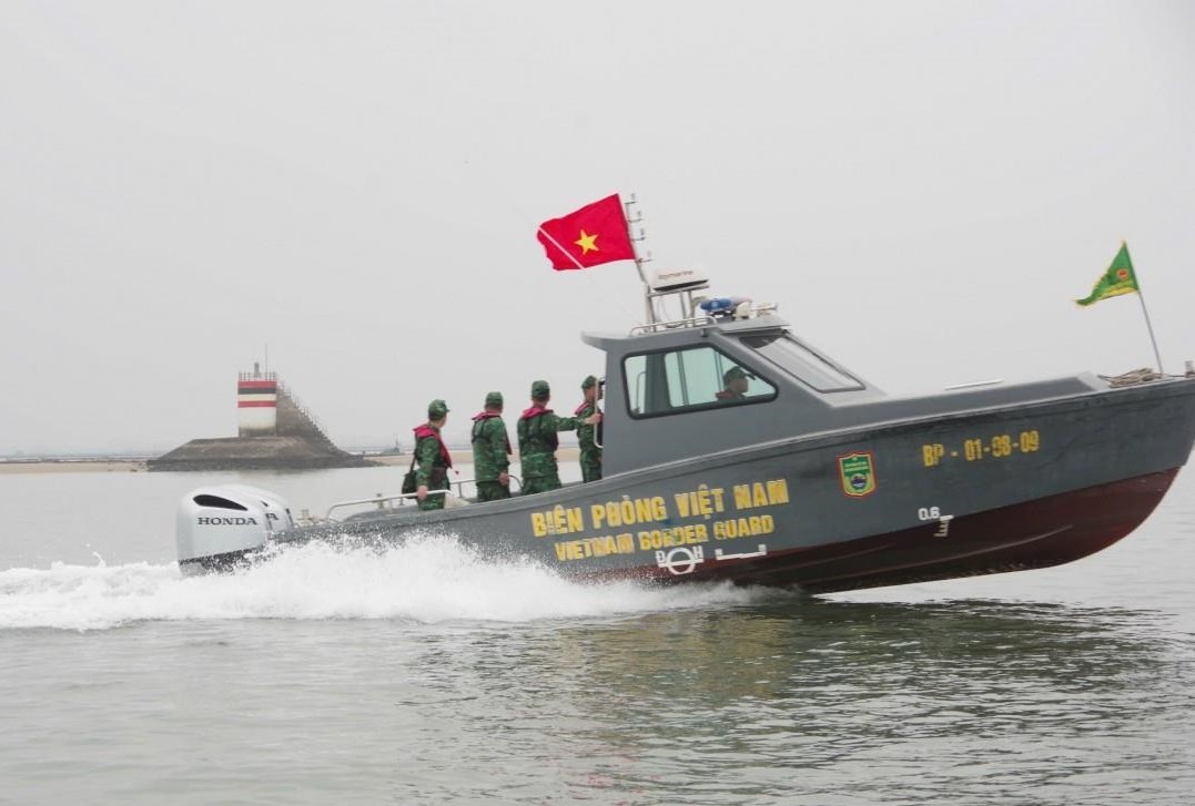 C&aacute;n bộ Đồn Bi&ecirc;n ph&ograve;ng tỉnh Quảng Ninh tuần tra tuyến bi&ecirc;n giới biển do đơn vị quản l&yacute;. Ảnh: XH