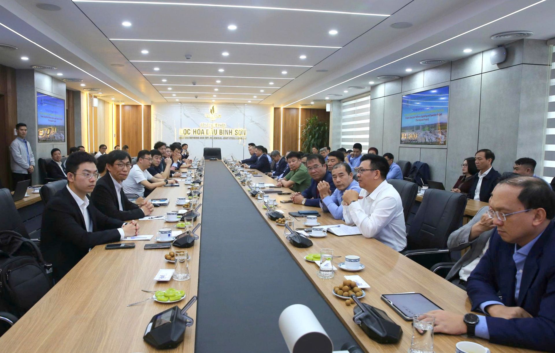 L&atilde;nh đạo BSR v&agrave; Tổ chuy&ecirc;n gia thực hiện c&ocirc;ng t&aacute;c mở thầu theo đ&uacute;ng quy định