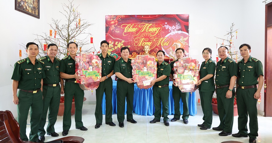 Ban Chỉ huy Bộ đội Biên phòng tỉnh An Giang chúc Tết, tặng quà các Đồn Biên phòng và địa phương biên giới