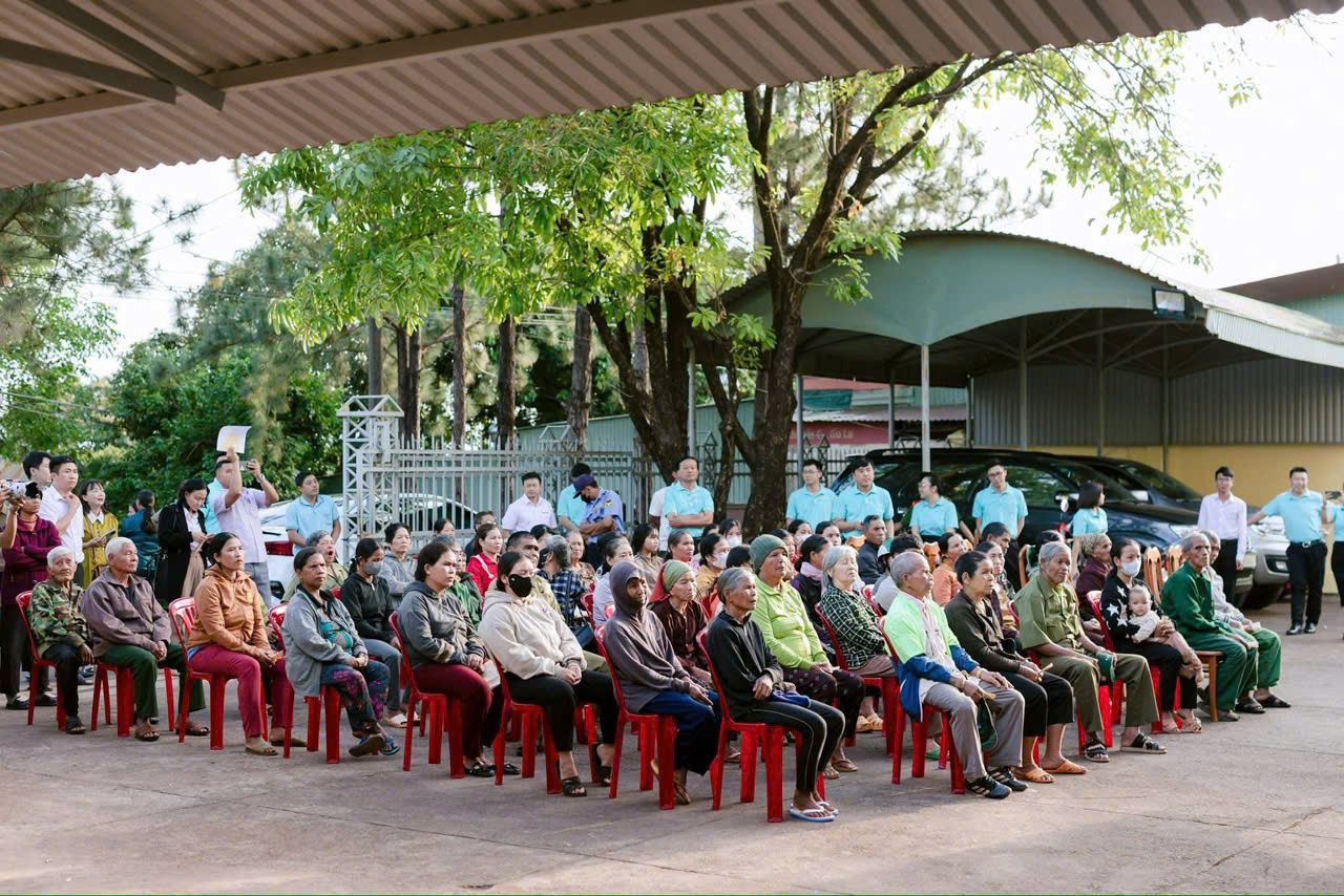 Đ&ocirc;ng đảo b&agrave; con đến nhận qu&agrave; Tết từ chuỗi hoạt động an sinh x&atilde; hội của Agribank