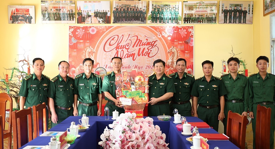Đo&agrave;n c&ocirc;ng t&aacute;c thăm, ch&uacute;c Tết, tặng qu&agrave; c&aacute;n bộ, chiến sĩ Đồn Bi&ecirc;n ph&ograve;ng cửa khẩu quốc tế Tịnh Bi&ecirc;n.