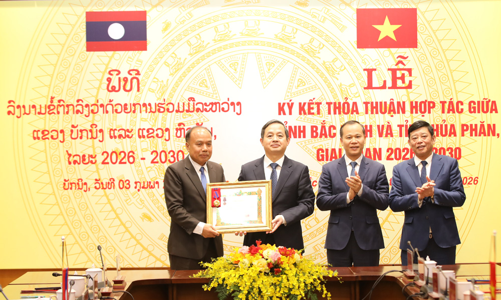 Thừa ủy quyền của Chủ tịch nước Cộng hòa dân chủ Nhân dân Lào, đồng chí Phon Súc In Thạ Vông trao Huân chương Phát triển hạng I cho Đảng bộ, chính quyền và Nhân dân các dân tộc tỉnh Bắc Ninh. Thừa ủy quyền của Chủ tịch nước Cộng hòa dân chủ Nhân dân Lào, đồng chí Phon Súc In Thạ Vông trao Huân chương Phát triển hạng I cho Đảng bộ, chính quyền và Nhân dân các dân tộc tỉnh Bắc Ninh.