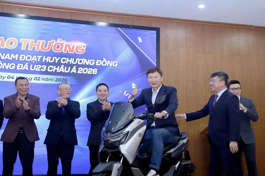 &Ocirc;ng Kim trải nghiệm chiếc xe ẢNH: VFF