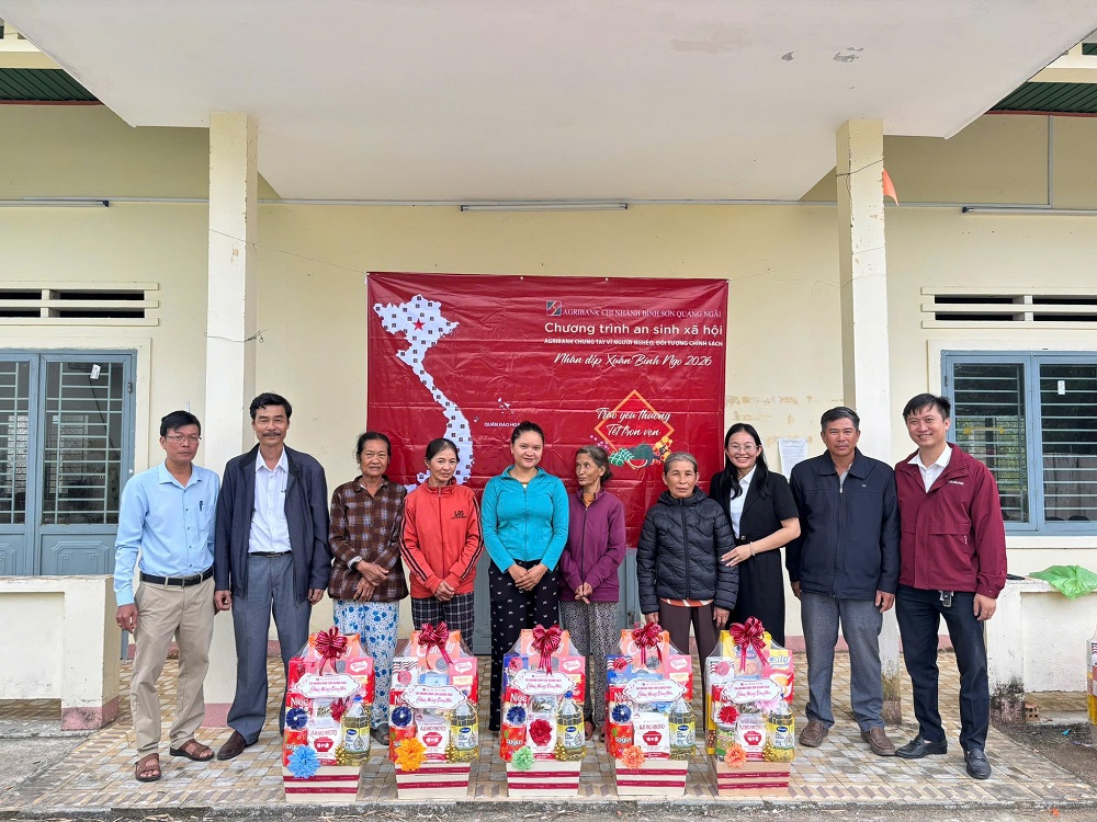 Agribank Chi nh&aacute;nh B&igrave;nh Sơn (Quảng Ng&atilde;i) trao tặng qu&agrave; Tết tới&nbsp;b&agrave; con