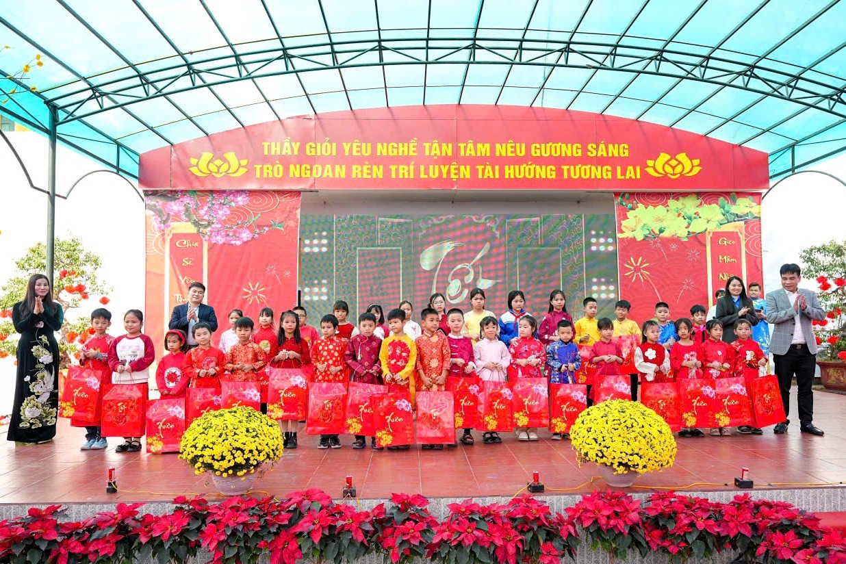 Tại chuy&ecirc;n đề, 32 em học sinh c&oacute; ho&agrave;n cảnh kh&oacute; khăn được trao tặng qu&agrave;.