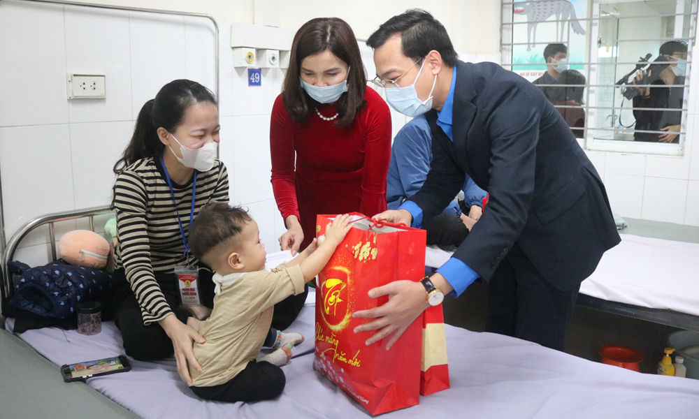 L&atilde;nh đạo Tỉnh Đo&agrave;n v&agrave; Trường Tiểu học Suối Hoa tặng qu&agrave; Tết cho c&aacute;c bệnh nhi đang điều trị nội tr&uacute; tại Bệnh viện Sản - Nhi Bắc Ninh số 2.