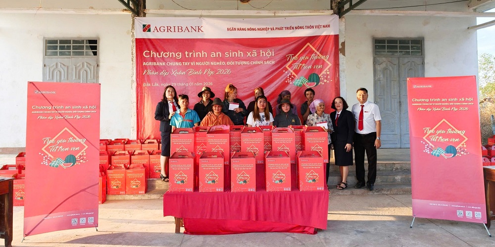 C&aacute;n bộ Agribank Chi nh&aacute;nh Đắk Lắk cũng l&ecirc;n đường từ sớm mang m&ugrave;a xu&acirc;n đến với những ho&agrave;n cảnh kh&oacute; khăn