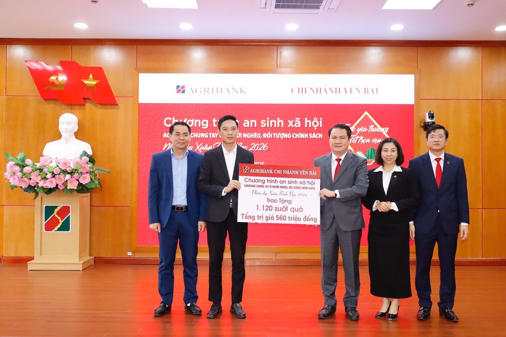 C&aacute;n bộ Agribank Chi nh&aacute;nh Y&ecirc;n B&aacute;i chung tay đ&oacute;ng g&oacute;p 1.120 suất qu&agrave; trị gi&aacute; 560 triệu đồng