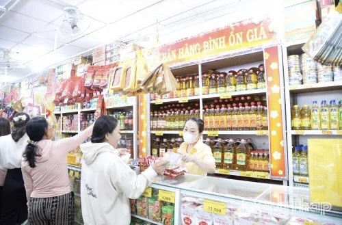 C&aacute;c mặt h&agrave;ng thiết yếu được Hợp t&aacute;c x&atilde; Thương mại Dịch vụ Mỹ Tho chuẩn bị đầy đủ, ni&ecirc;m yết gi&aacute; c&ocirc;ng khai, b&aacute;n đ&uacute;ng gi&aacute; đăng k&yacute; theo chương tr&igrave;nh dự trữ h&agrave;ng h&oacute;a phục vụ Tết B&iacute;nh Ngọ 2026.