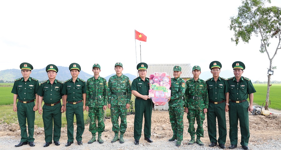 Đại t&aacute; Phạm Văn Thắng, Ph&oacute; Chỉ huy trưởng Bộ Chỉ huy Qu&acirc;n sự tỉnh, Chỉ huy trưởng Ban Chỉ huy Bộ đội Bi&ecirc;n ph&ograve;ng tỉnh An Giang thăm, ch&uacute;c Tết v&agrave; tặng qu&agrave; động vi&ecirc;n c&aacute;n bộ, chiến sĩ đang thực hiện nhiệm vụ tr&ecirc;n chốt thuộc Đồn Bi&ecirc;n ph&ograve;ng cửa khẩu quốc tế Tịnh Bi&ecirc;n.