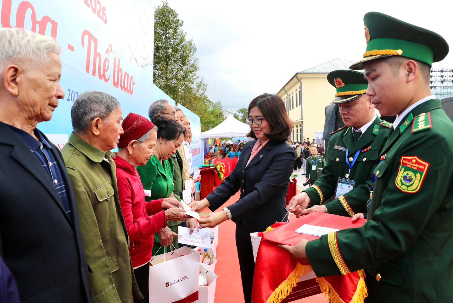 Th&agrave;nh vi&ecirc;n HĐTV Agribank Từ Thị Kim Thanh trao qu&agrave; Tết&nbsp;trong Chương tr&igrave;nh Xu&acirc;n bi&ecirc;n ph&ograve;ng ấm l&ograve;ng d&acirc;n bản năm 2026