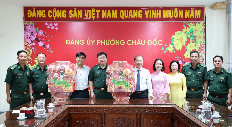 Đo&agrave;n c&ocirc;ng t&aacute;c ch&uacute;c Tết, tặng qu&agrave; l&atilde;nh đạo phường Ch&acirc;u Đốc
