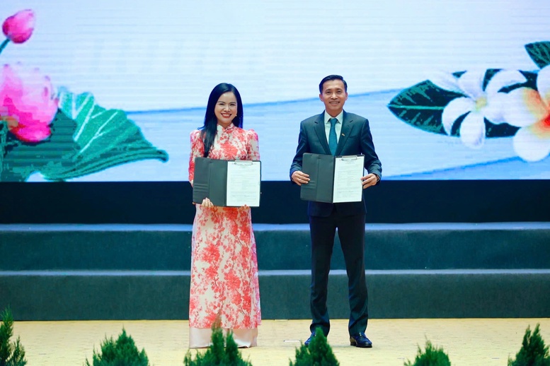 B&agrave; Nguyễn Thị Thanh B&igrave;nh, Chủ tịch C&ocirc;ng ty TNHH MTV điện gi&oacute; Savan 1 v&agrave; &ocirc;ng Phạm Như &Aacute;nh, Tổng gi&aacute;m đốc Ng&acirc;n h&agrave;ng TMCP Qu&acirc;n đội (MB) trao thỏa thuận thu xếp vốn cho dự &aacute;n điện gi&oacute; Savan 1 - Ảnh: VGP/ Nhật Bắc