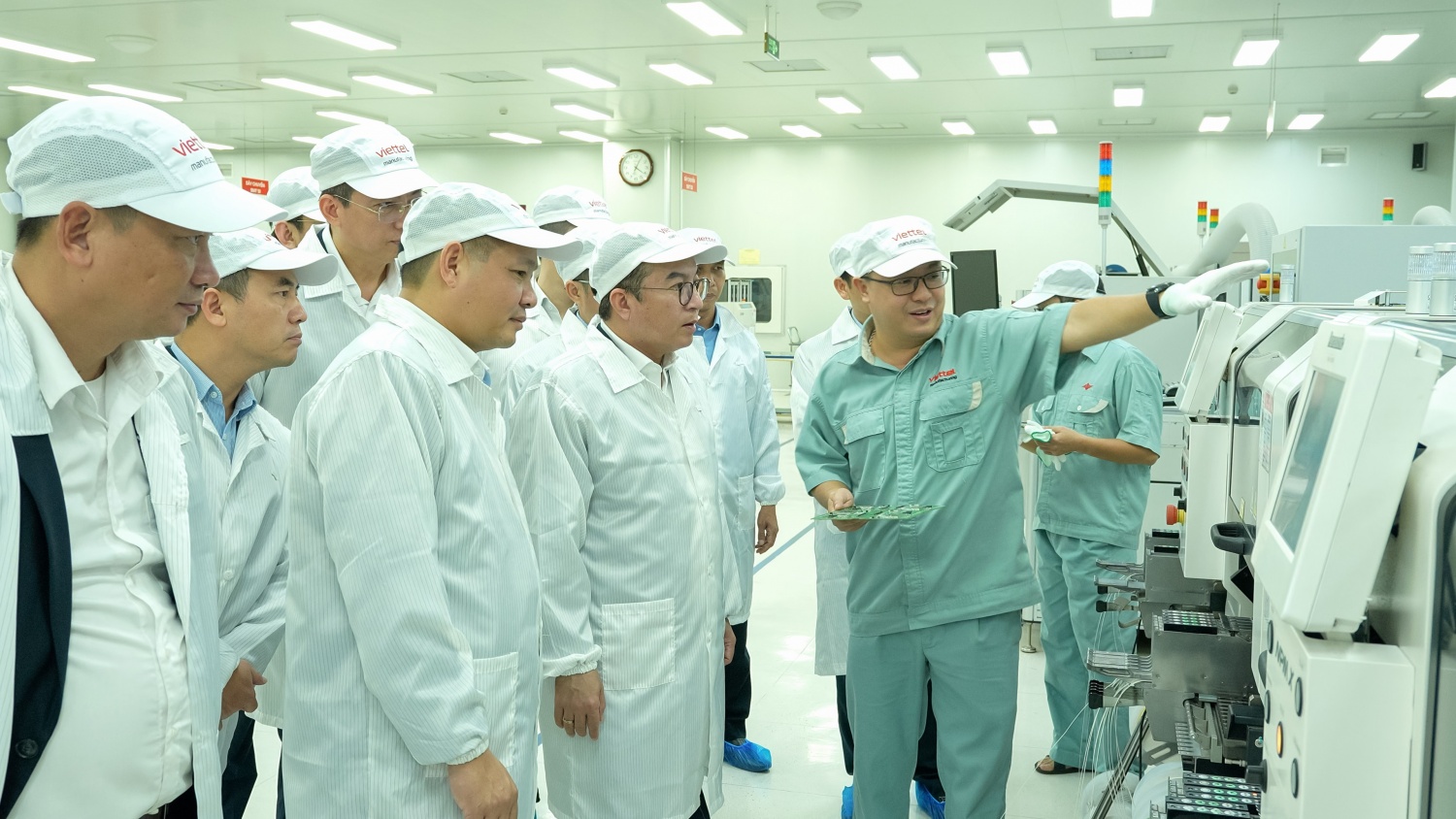 Đo&agrave;n c&ocirc;ng t&aacute;c BSR đến thăm v&agrave; khảo s&aacute;t nh&agrave; m&aacute;y sản xuất điện tử chuy&ecirc;n dụng của VMC