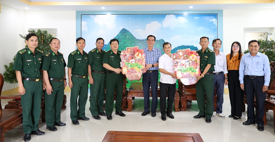 Đo&agrave;n c&ocirc;ng t&aacute;c ch&uacute;c Tết, tặng qu&agrave; l&atilde;nh đạo phường Tịnh Bi&ecirc;n