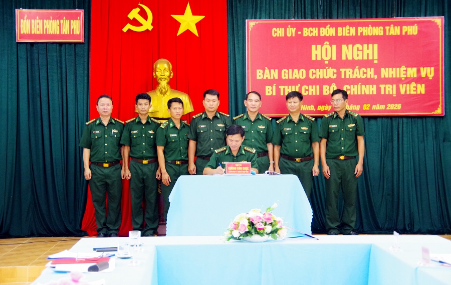 Đại t&aacute; Dương Văn Dược - B&iacute; thư Đảng ủy, Ch&iacute;nh ủy Ban Chỉ huy Bộ đội Bi&ecirc;n ph&ograve;ng k&yacute; x&aacute;c nhận bi&ecirc;n bản b&agrave;n giao