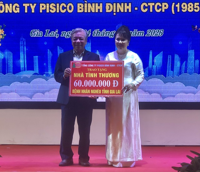 L&atilde;nh đạo Hội Bệnh nh&acirc;n ngh&egrave;o tỉnh Gia Lai (b&ecirc;n tr&aacute;i) nhận bảng tượng trưng kinh ph&iacute; x&acirc;y dựng nh&agrave; t&igrave;nh thương do PISICO B&igrave;nh Định hỗ trợ. Ảnh: VH