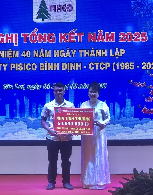 B&agrave; Đồng Thị &Aacute;nh (b&ecirc;n phải) trao bảng tượng trưng tiền hỗ trợ x&acirc;y dựng nh&agrave; t&igrave;nh thương cho đại diện l&agrave;ng C&aacute;t, x&atilde; Canh Li&ecirc;n, tỉnh Gia Lai. Ảnh: Viết Hiền