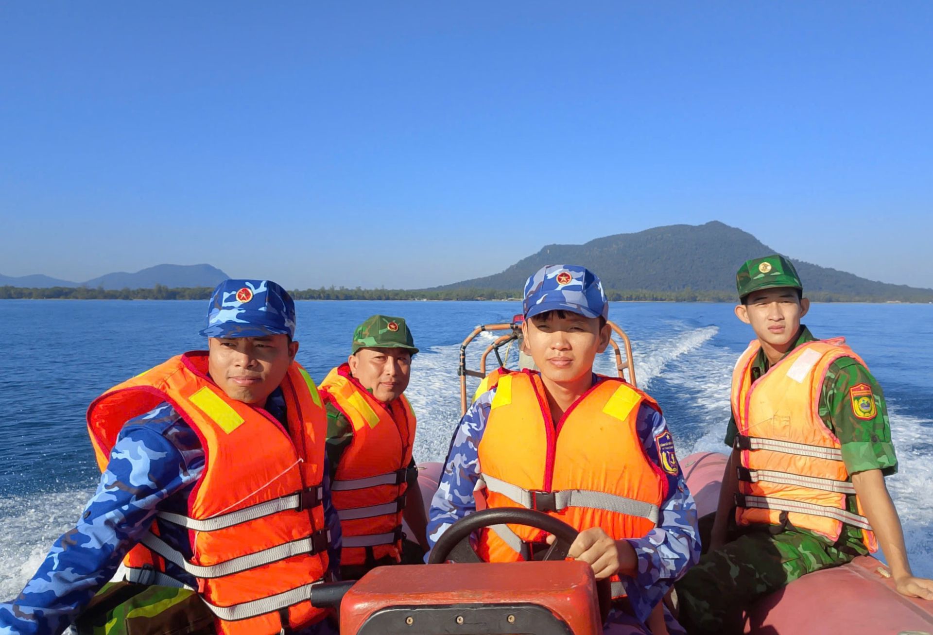 Tổ c&ocirc;ng t&aacute;c T&agrave;u CSB 3002 phối hợp với Bộ đội Bi&ecirc;n ph&ograve;ng thực hiện nhiệm vụ tuần tra, kiểm tra, kiểm so&aacute;t tr&ecirc;n biển