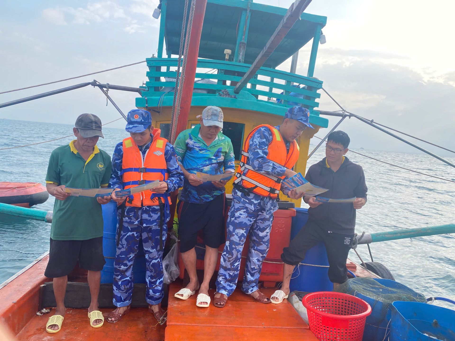 C&aacute;n bộ, chiến sĩ T&agrave;u CSB 3002 tuy&ecirc;n truyền ph&aacute;p luật cho b&agrave; con ngư d&acirc;n.