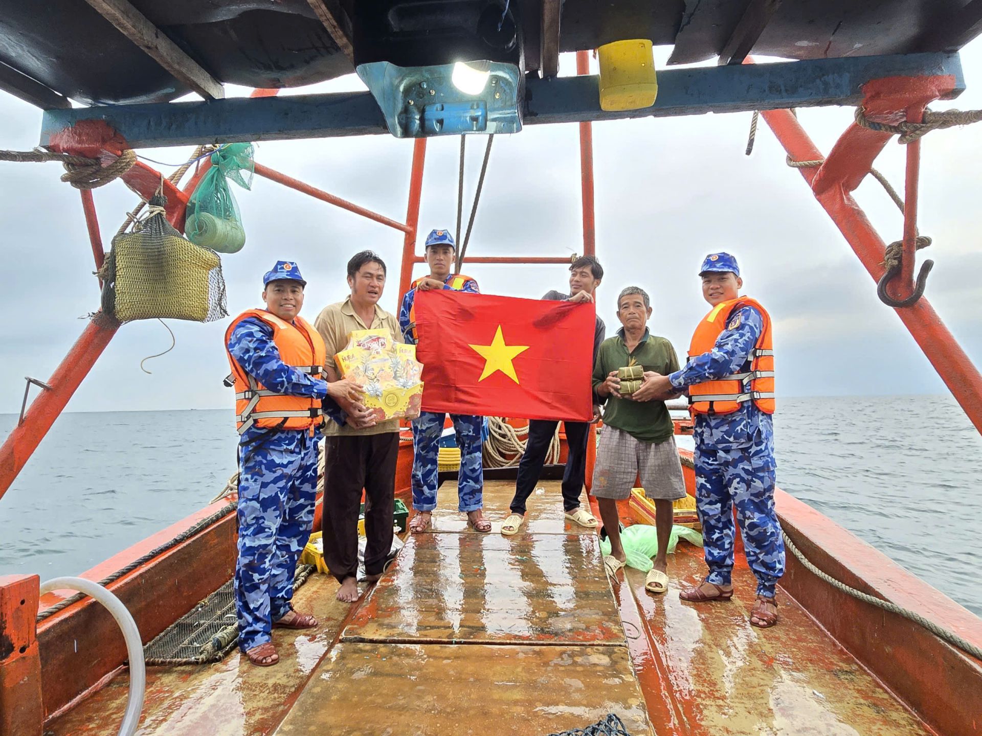 Những phần qu&agrave; Tết giản dị nhưng thấm đượm nghĩa t&igrave;nh qu&acirc;n - d&acirc;n