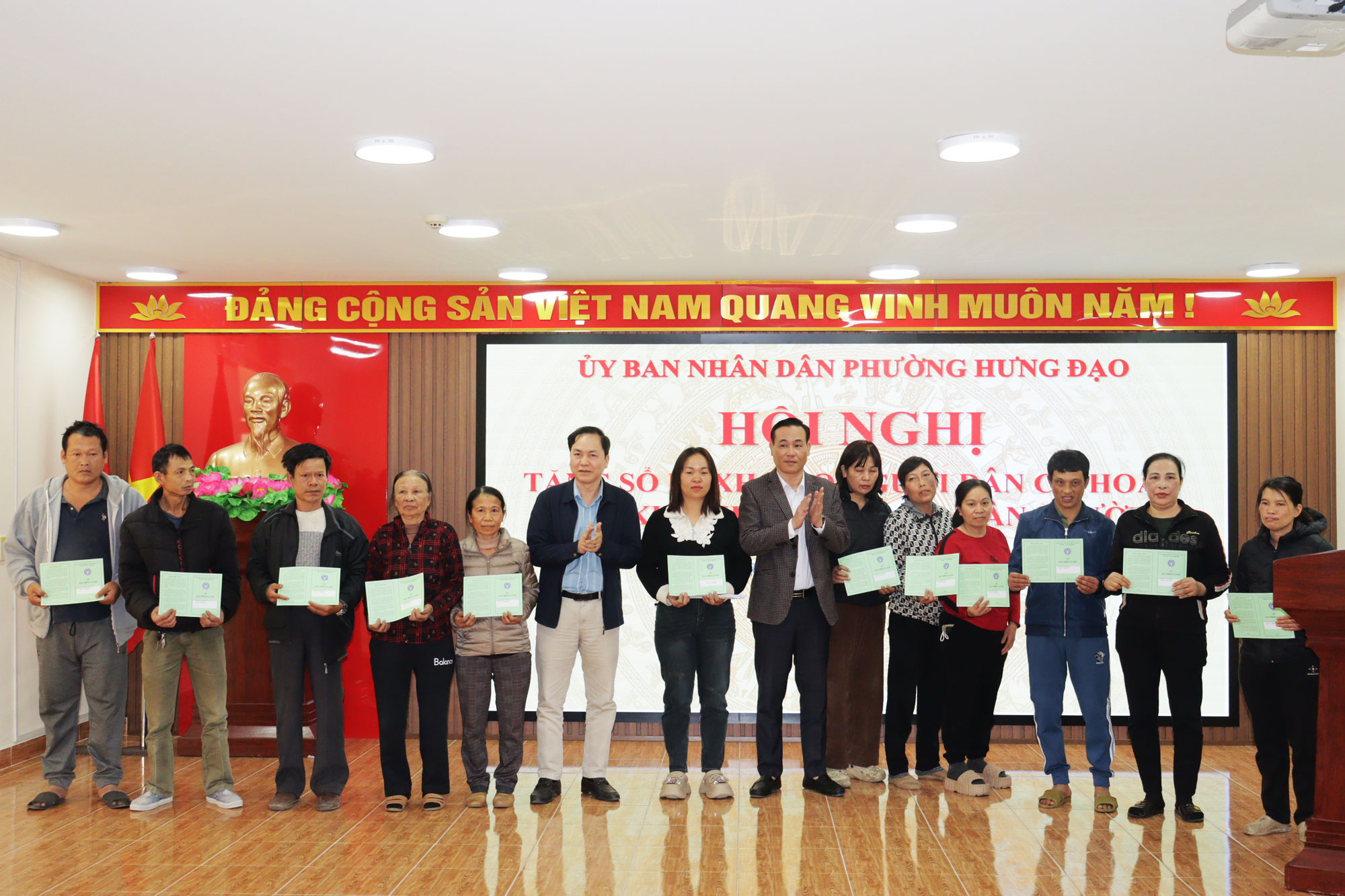 Trao tặng sổ BHXH cho người dân có hoàn cảnh khó khăn thuộc hộ cận nghèo trên địa bàn phường Hưng Đạo