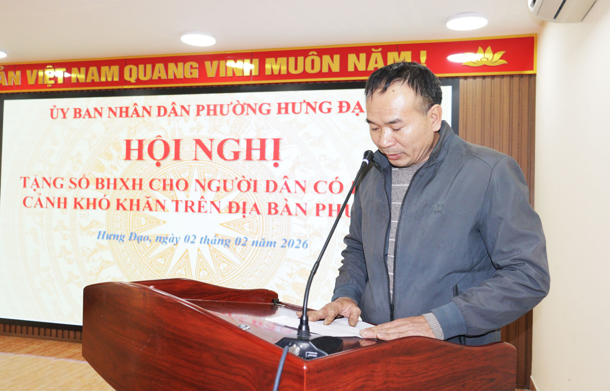 Đại diện người d&acirc;n được nhận sổ BHXH ph&aacute;t biểu tại Hội nghị.