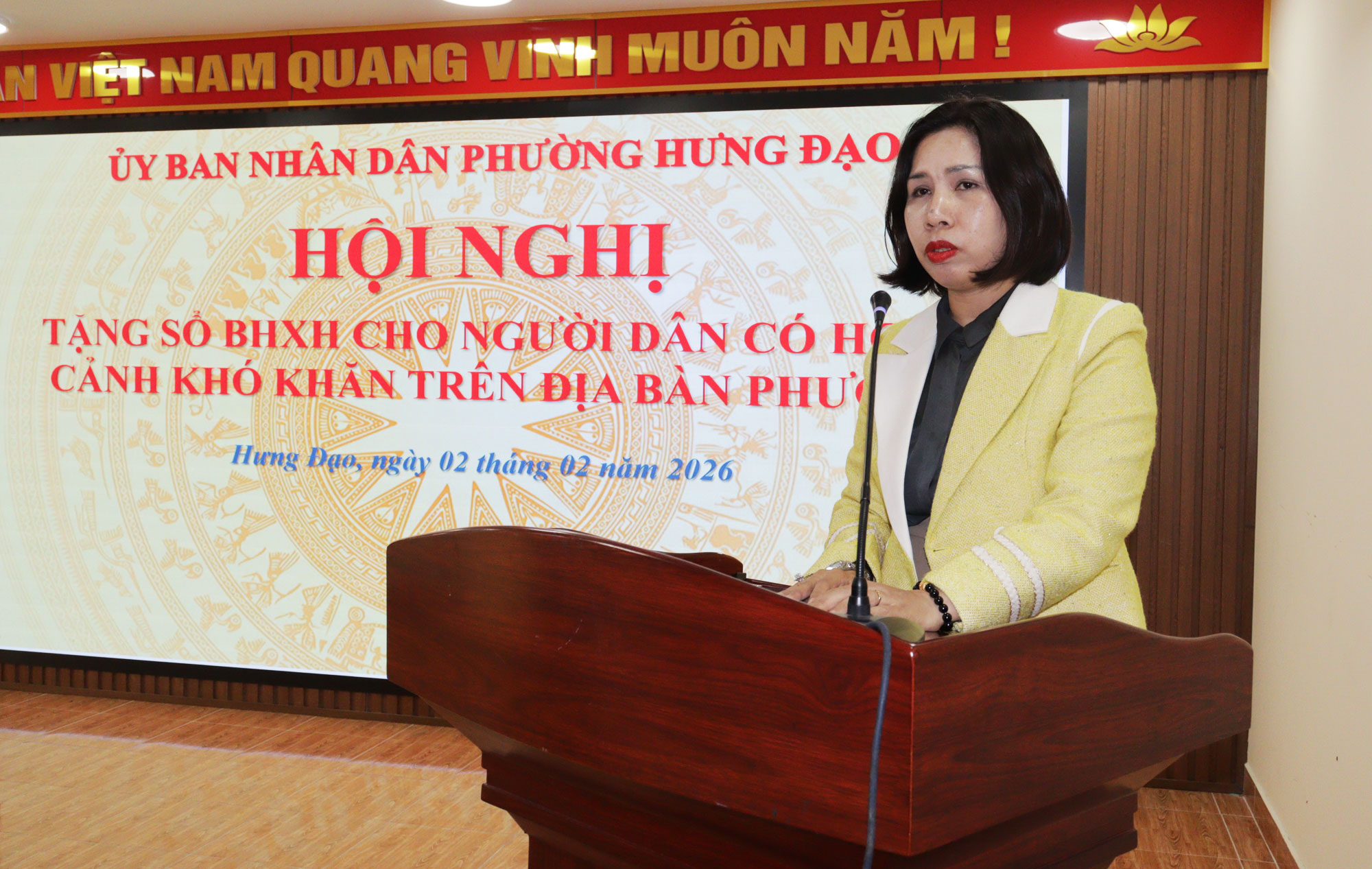 Đồng ch&iacute; Đinh Thị Lan Hương, Ph&oacute; Gi&aacute;m đốc BHXH th&agrave;nh phố ph&aacute;t biểu tại Hội nghị.