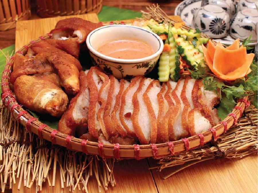 Ch&acirc;n gi&ograve; muối l&agrave; m&oacute;n ăn độc đ&aacute;o giao thoa giữa phương ph&aacute;p bảo quản thịt truyền thống v&agrave; sự s&aacute;ng tạo trong ẩm thực hiện đại