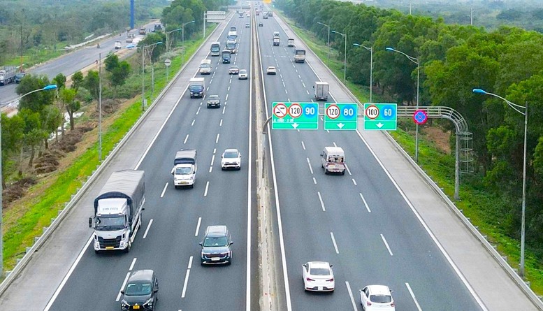 Lưu lượng xe mỗi ng&agrave;y tr&ecirc;n cao tốc H&agrave; Nội - Hải Ph&ograve;ng đạt từ 40.000 - 50.000 lượt xe, tăng gấp hơn 4 lần thời điểm đưa tuyến đường v&agrave;o sử dụng (Ảnh: B&aacute;o Ch&iacute;nh phủ)