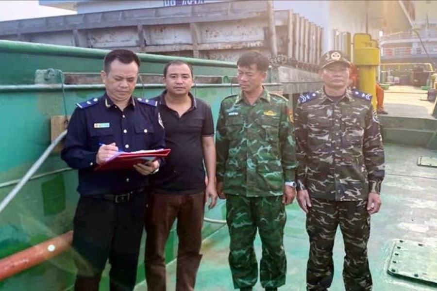 Lực lượng hải quan phối hợp với bi&ecirc;n ph&ograve;ng kiểm tra phương tiện tr&ecirc;n biển