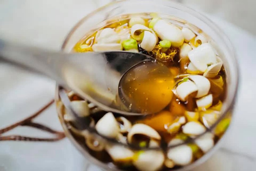 Hoa bưởi ng&acirc;m mật ong gi&uacute;p dưỡng phế, giảm ho, hỗ trợ trị t&aacute;o b&oacute;n.